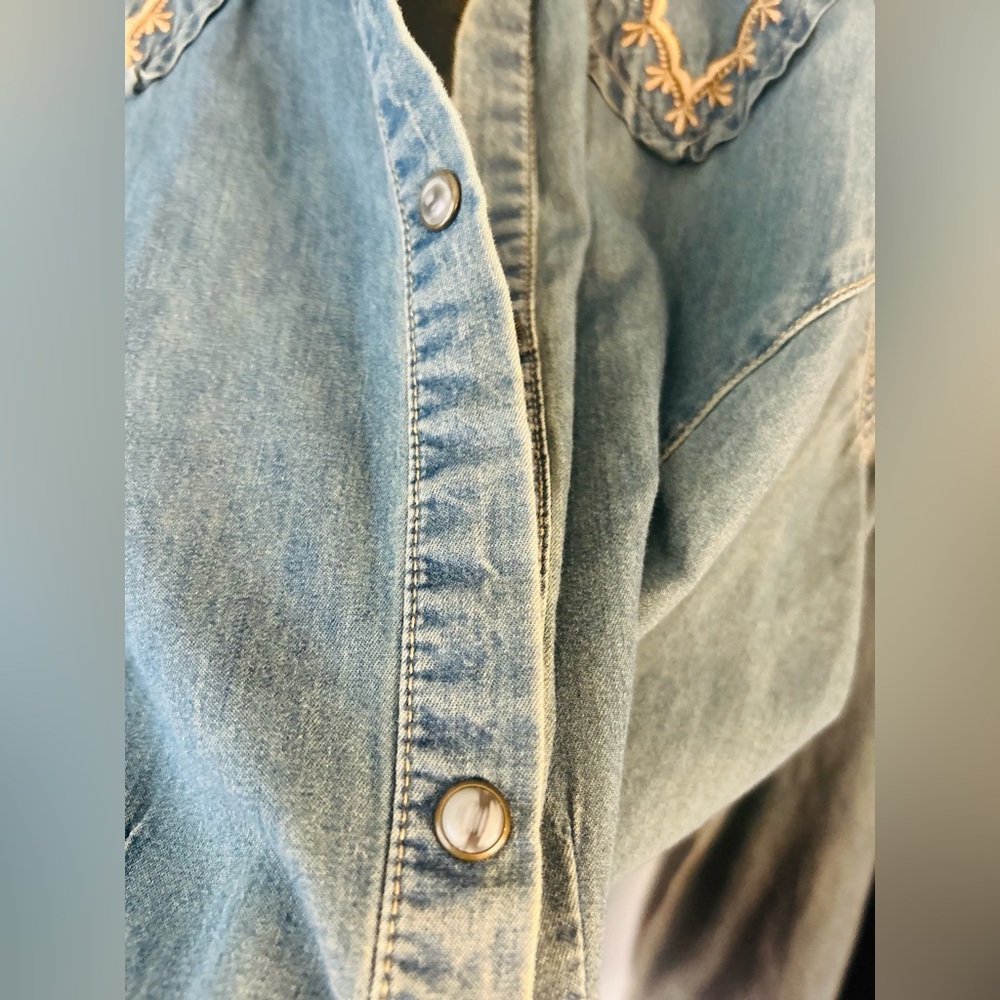 Wrangler embroidered denim shirt - Picture 7 of 16